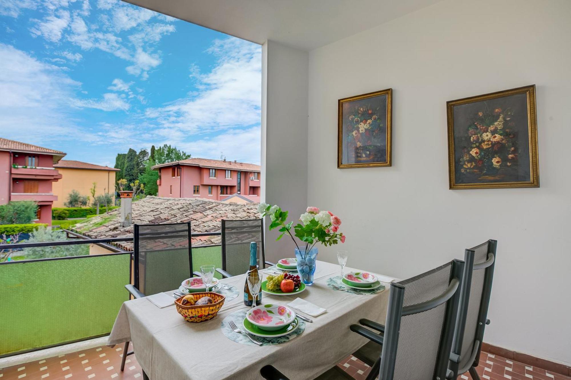 Casa Milly - Happy Rentals เดเซนซาโนเดลการ์ดา ภายนอก รูปภาพ